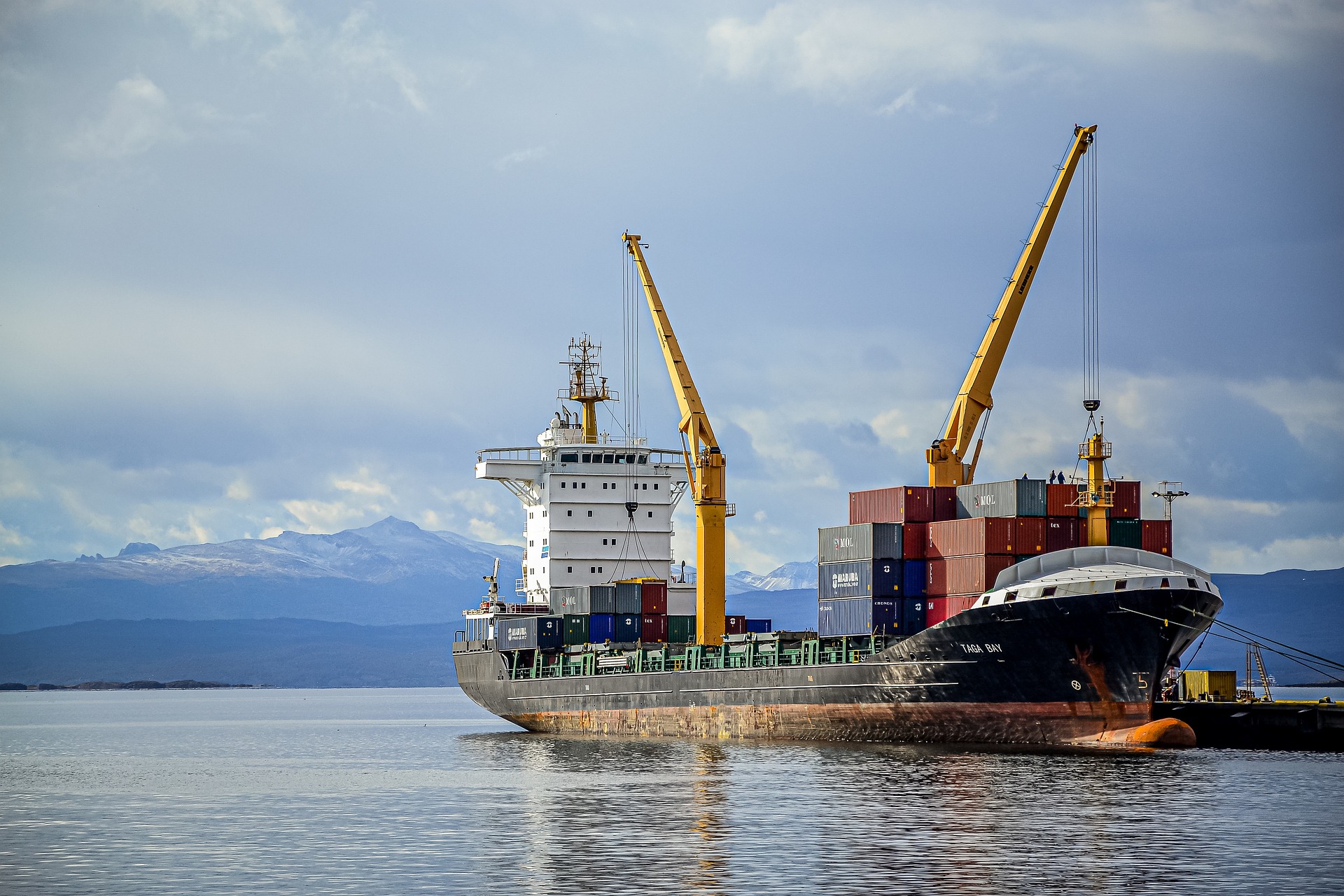 Nave cargo e container, trasporti internazionali